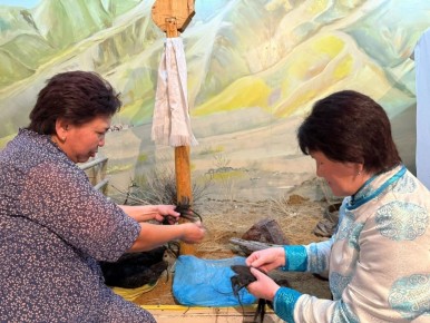 Часкы дыштанылга: Уруглар аът челинден чеп эжерин ренип алган