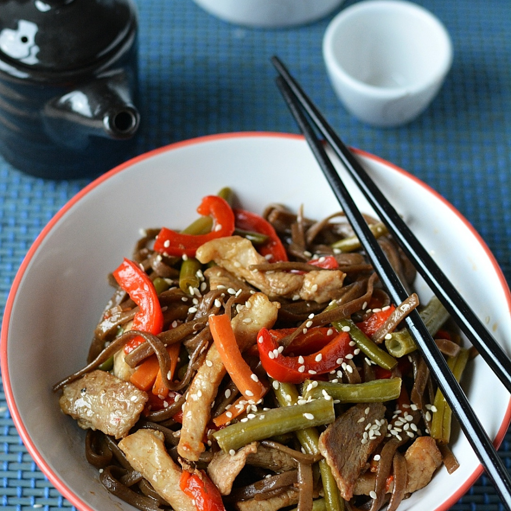 Соба со свининой и овощами: быстрый и вкусный ужин