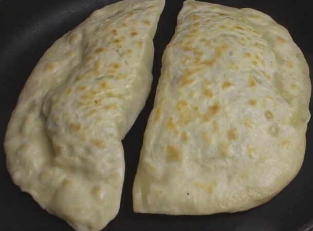 Золотистые кутабы с сыром и зеленью