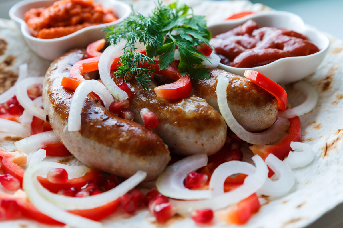 Нежные горячие роллы с колбасками на гриле в лаваше: идеальное угощение на пикник