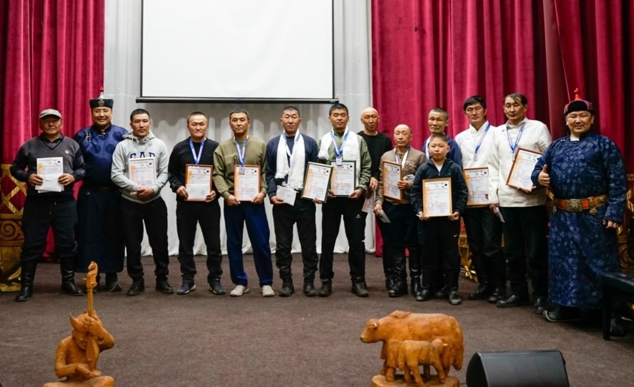 Хуулгаазын алганныг-биле шишпип тургаш ойнаар маргылдааны тиилекчилери Хуулгаазын алганныг-биле шишпип тургаш ойнаар маргылдааны тиилекчилери