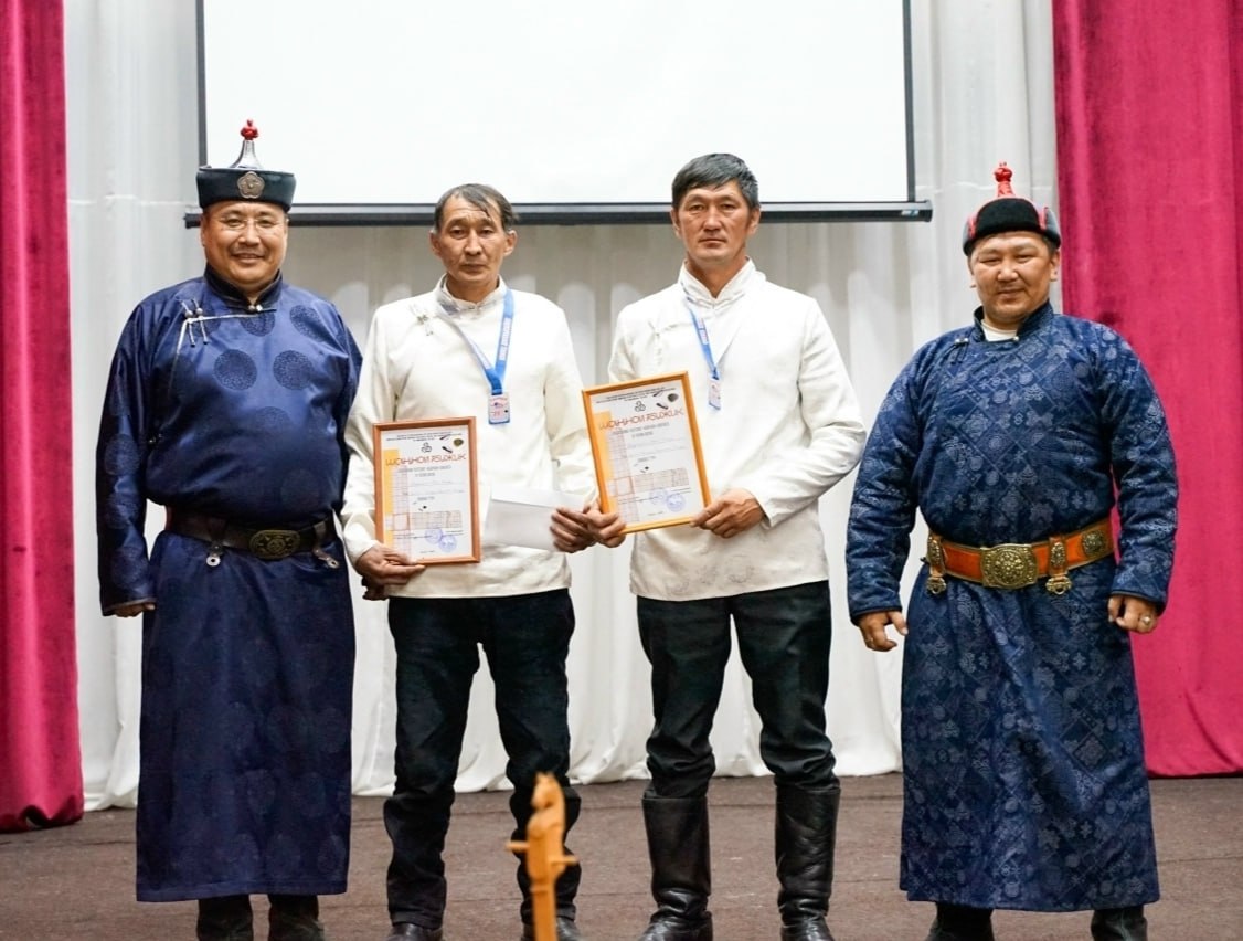 Хуулгаазын алганныг-биле шишпип тургаш ойнаар маргылдааны тиилекчилери Хуулгаазын алганныг-биле шишпип тургаш ойнаар маргылдааны тиилекчилери