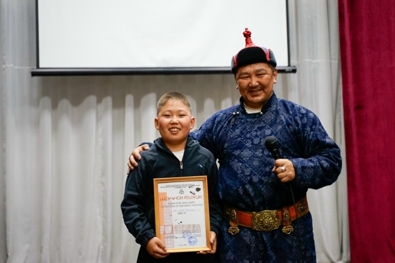 Хуулгаазын алганныг-биле шишпип тургаш ойнаар маргылдааны тиилекчилери Хуулгаазын алганныг-биле шишпип тургаш ойнаар маргылдааны тиилекчилери