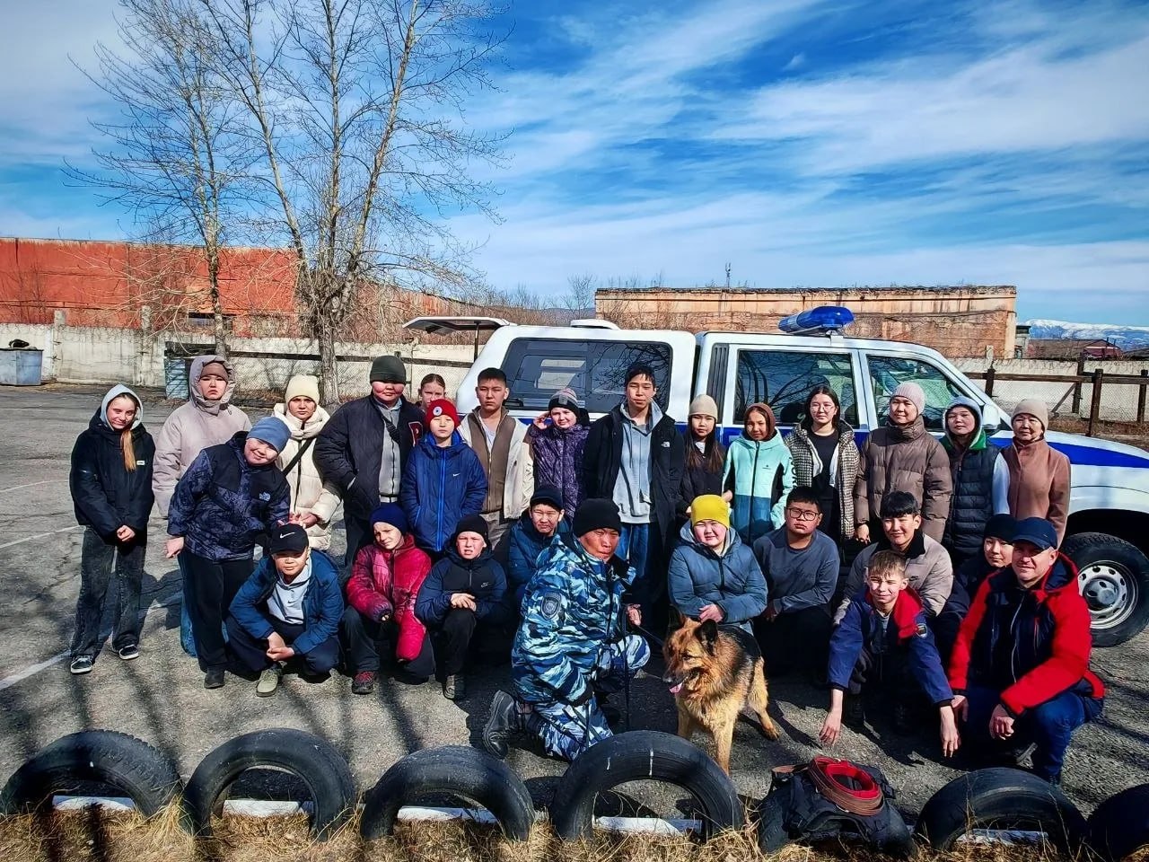 Школьники Тувы познакомились с работой кинологов и служебных собак МВД Школьники Тувы познакомились с работой кинологов и служебных собак МВД