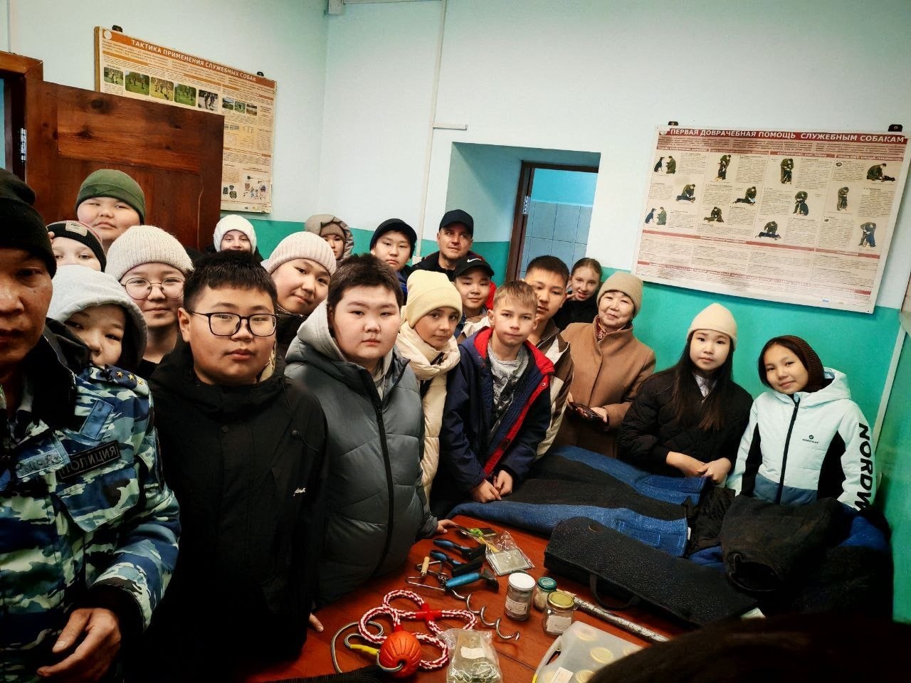 Школьники Тувы познакомились с работой кинологов и служебных собак МВД Школьники Тувы познакомились с работой кинологов и служебных собак МВД