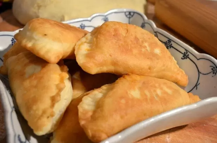 Пирожки за 20 минут: как приготовить идеальные жареные угощения без расстойки