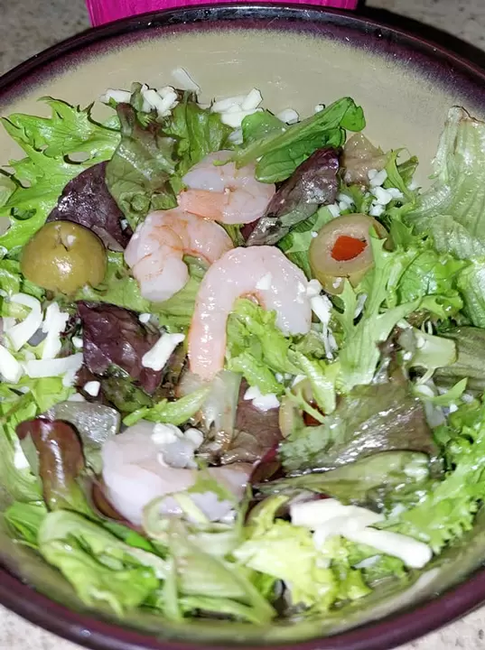 Лёгкий салат с креветками и руколой на ужин — быстрое и питательное решение