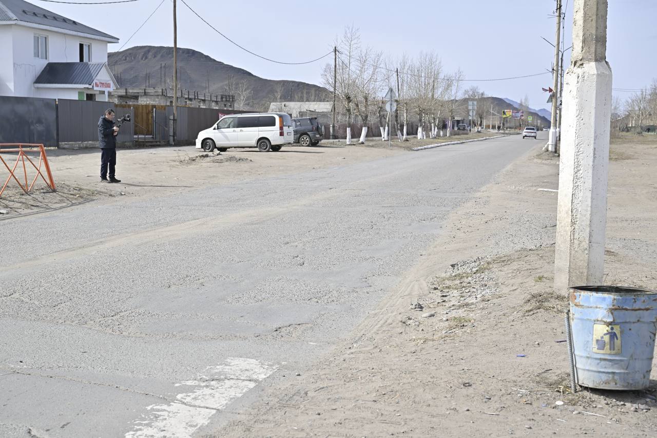 Владислав Ховалыг: В ходе рабочей поездки в Улуг-Хем специально остановился на федеральной трассе Р257 между селами Оттук-Даш и Ийи-Тал Владислав Ховалыг: В ходе рабочей поездки в Улуг-Хем специально остановился на федеральной трассе Р257 между селами Оттук-Даш и Ийи-Тал