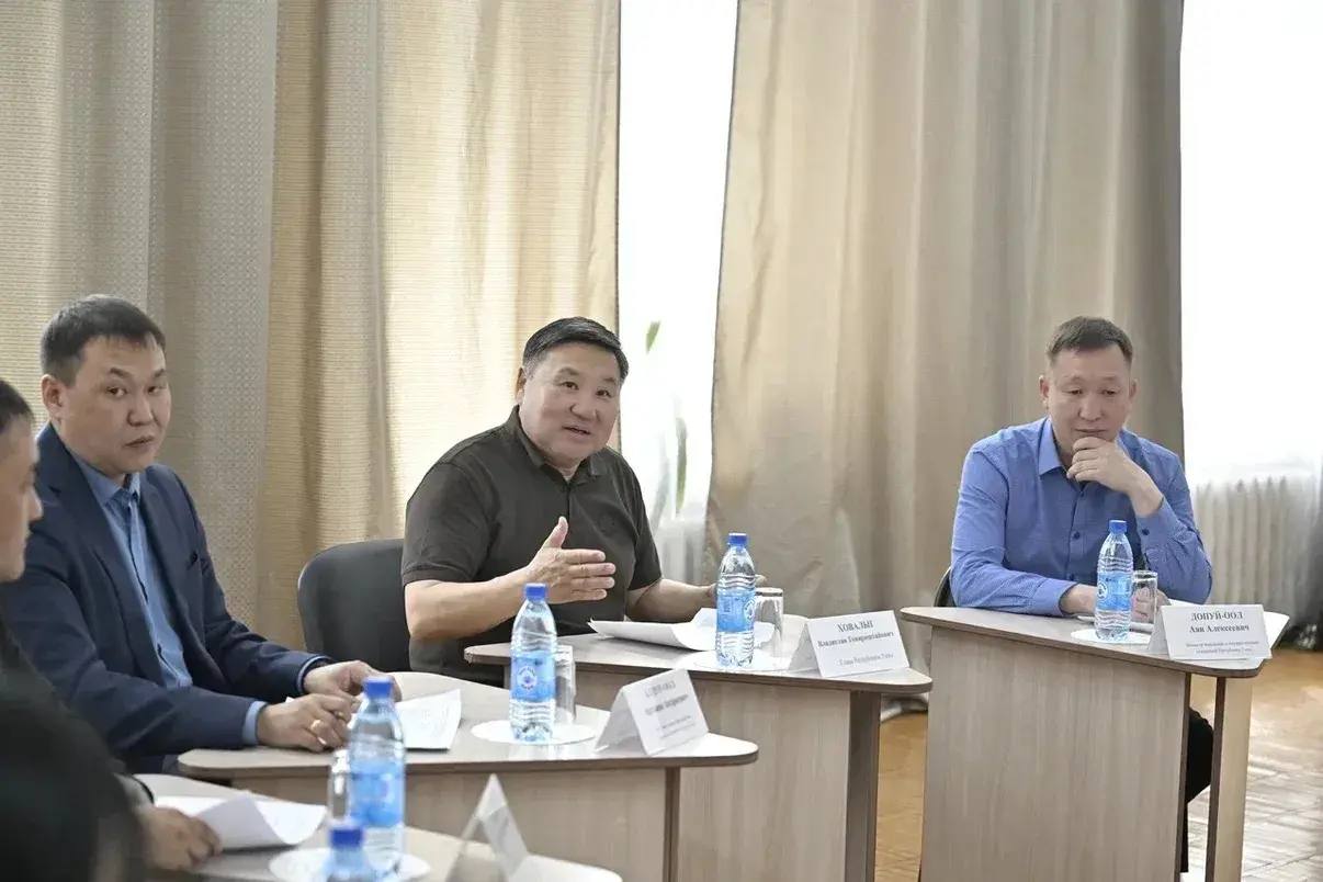 Владислав Ховалыг: Во время выездов в районы всегда стараюсь встретиться с нашими бойцами — участниками СВО Владислав Ховалыг: Во время выездов в районы всегда стараюсь встретиться с нашими бойцами — участниками СВО