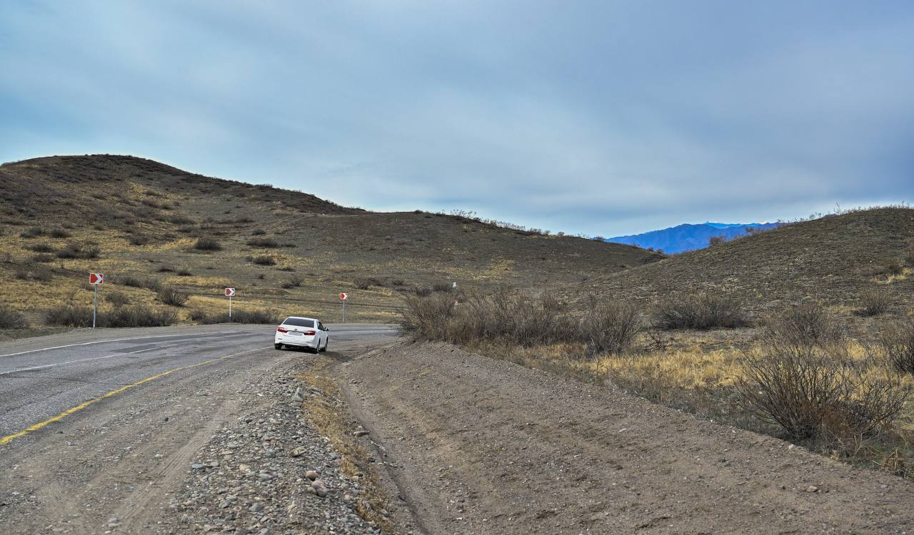 Владислав Ховалыг: В ходе рабочей поездки в Улуг-Хем специально остановился на федеральной трассе Р257 между селами Оттук-Даш и Ийи-Тал Владислав Ховалыг: В ходе рабочей поездки в Улуг-Хем специально остановился на федеральной трассе Р257 между селами Оттук-Даш и Ийи-Тал
