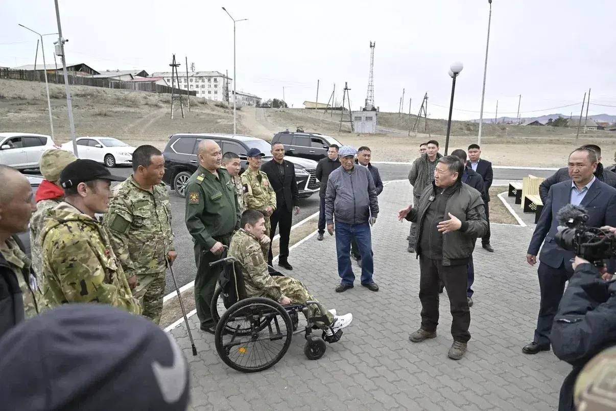 Владислав Ховалыг: Во время выездов в районы всегда стараюсь встретиться с нашими бойцами — участниками СВО Владислав Ховалыг: Во время выездов в районы всегда стараюсь встретиться с нашими бойцами — участниками СВО