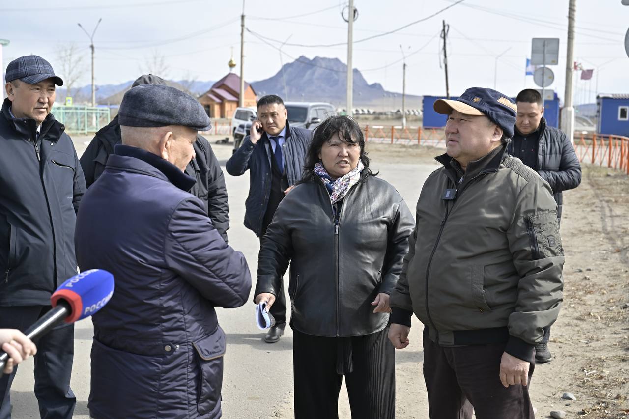Владислав Ховалыг: В ходе рабочей поездки в Улуг-Хем специально остановился на федеральной трассе Р257 между селами Оттук-Даш и Ийи-Тал Владислав Ховалыг: В ходе рабочей поездки в Улуг-Хем специально остановился на федеральной трассе Р257 между селами Оттук-Даш и Ийи-Тал