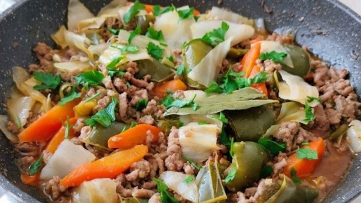 Скоростной ужин: фарш с овощами на сковороде