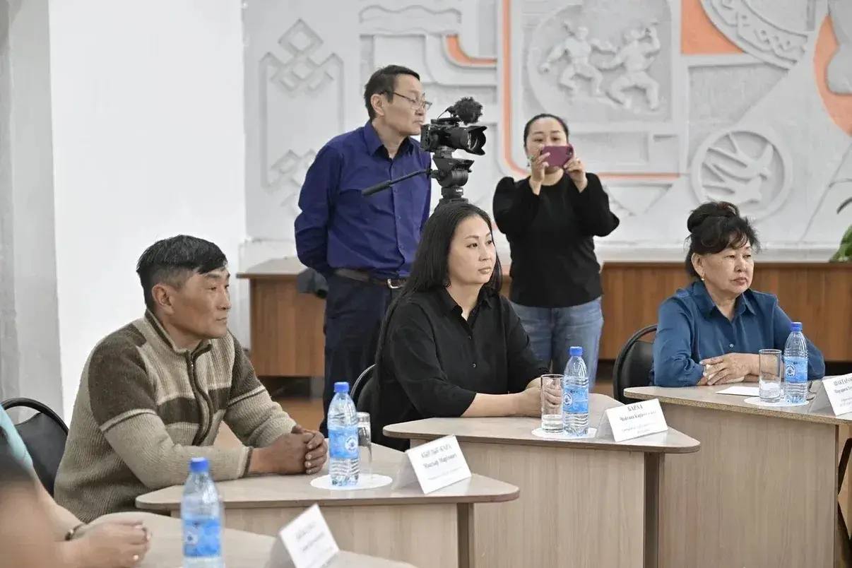 Владислав Ховалыг: Во время выездов в районы всегда стараюсь встретиться с нашими бойцами — участниками СВО Владислав Ховалыг: Во время выездов в районы всегда стараюсь встретиться с нашими бойцами — участниками СВО