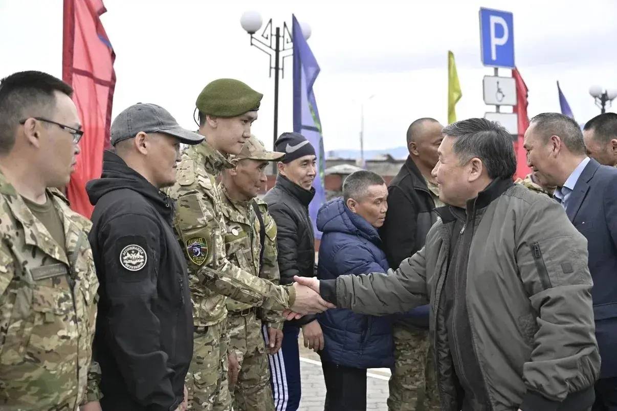 Владислав Ховалыг: Во время выездов в районы всегда стараюсь встретиться с нашими бойцами — участниками СВО Владислав Ховалыг: Во время выездов в районы всегда стараюсь встретиться с нашими бойцами — участниками СВО
