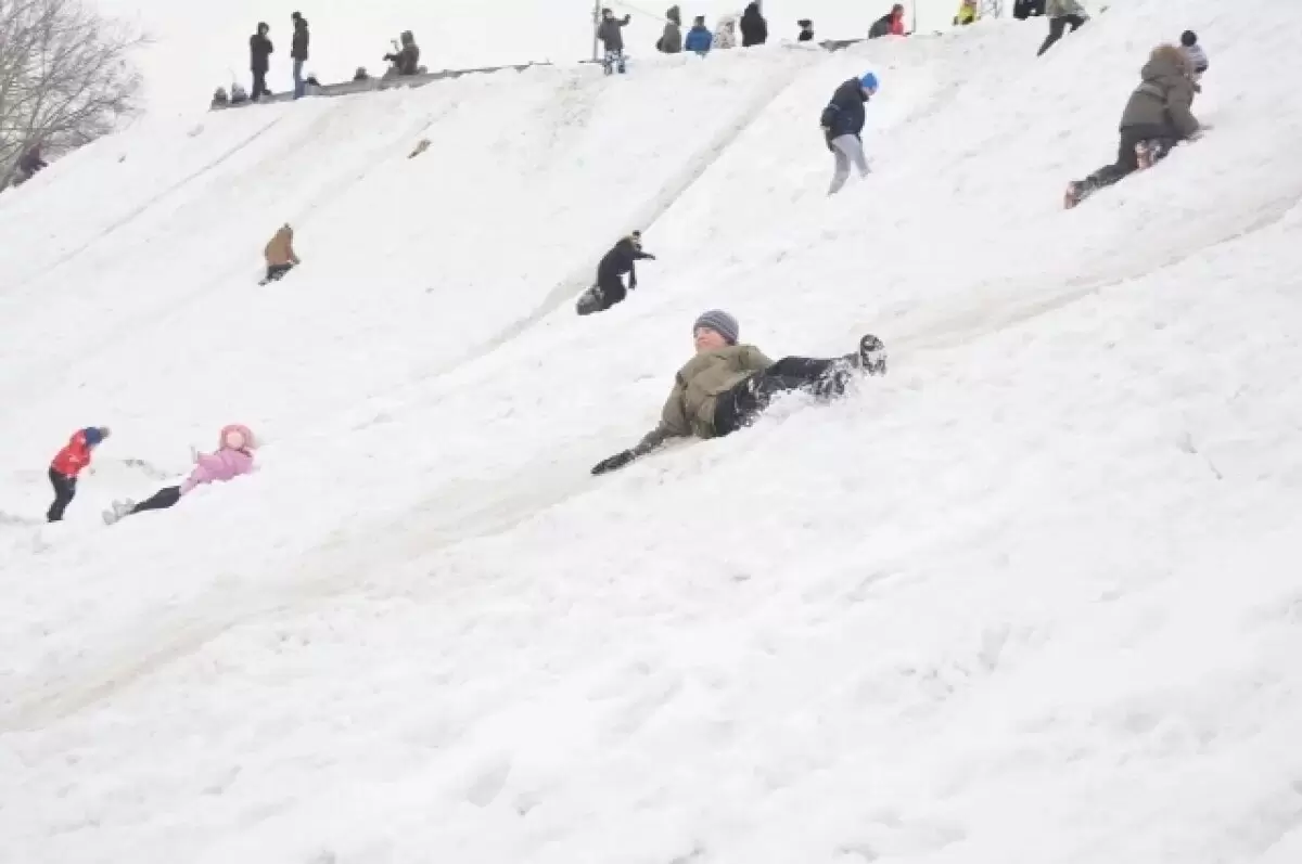Масленичное веселье: снежные городки и катания с гор