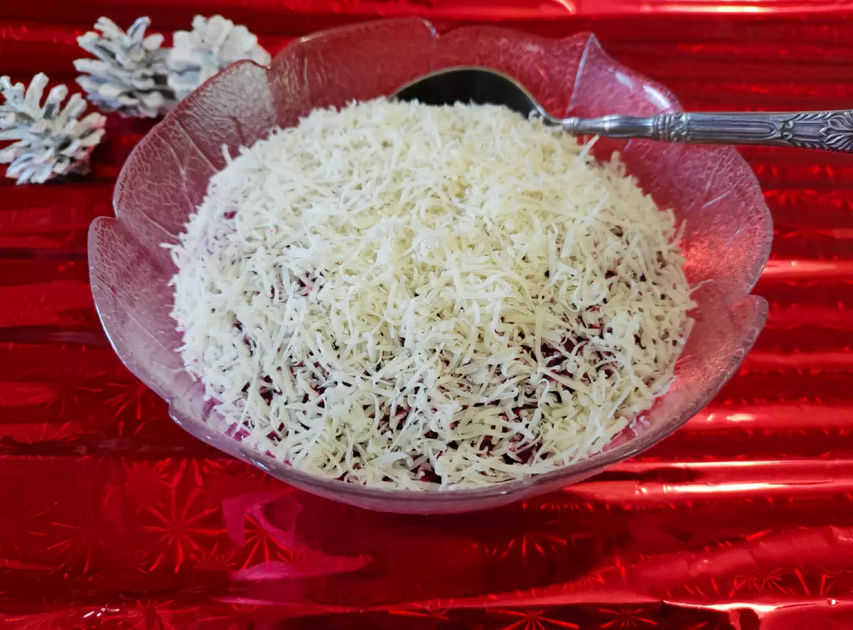 Неповторимый салат с крабовыми палочками и свёклой