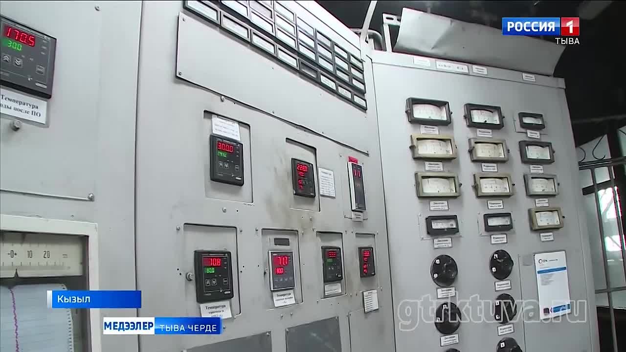 Ажылчын ужуражылга. Тывада Россияны энергетика министрини оралакчызы Петр Конюшенко база чырыдыышкын министрини оралакчызы Андрей Николаев ажылчын сургакчылаашкын-биле келгеннер