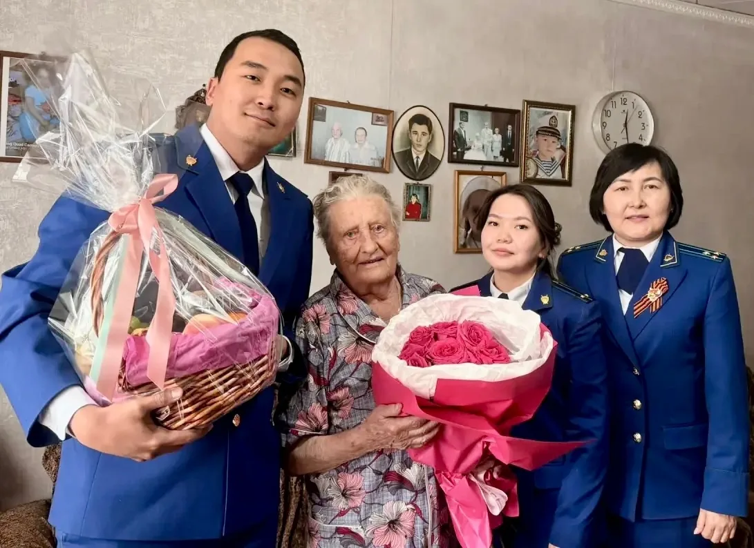 Сотрудники прокуратуры навестили вдову ветерана Великой Отечественной войны