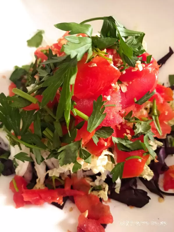 Салат с маринованной краснокочанной капустой