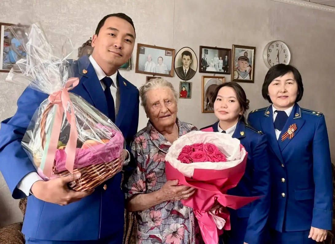 Сотрудники прокуратуры навестили вдову ветерана Великой Отечественной войны