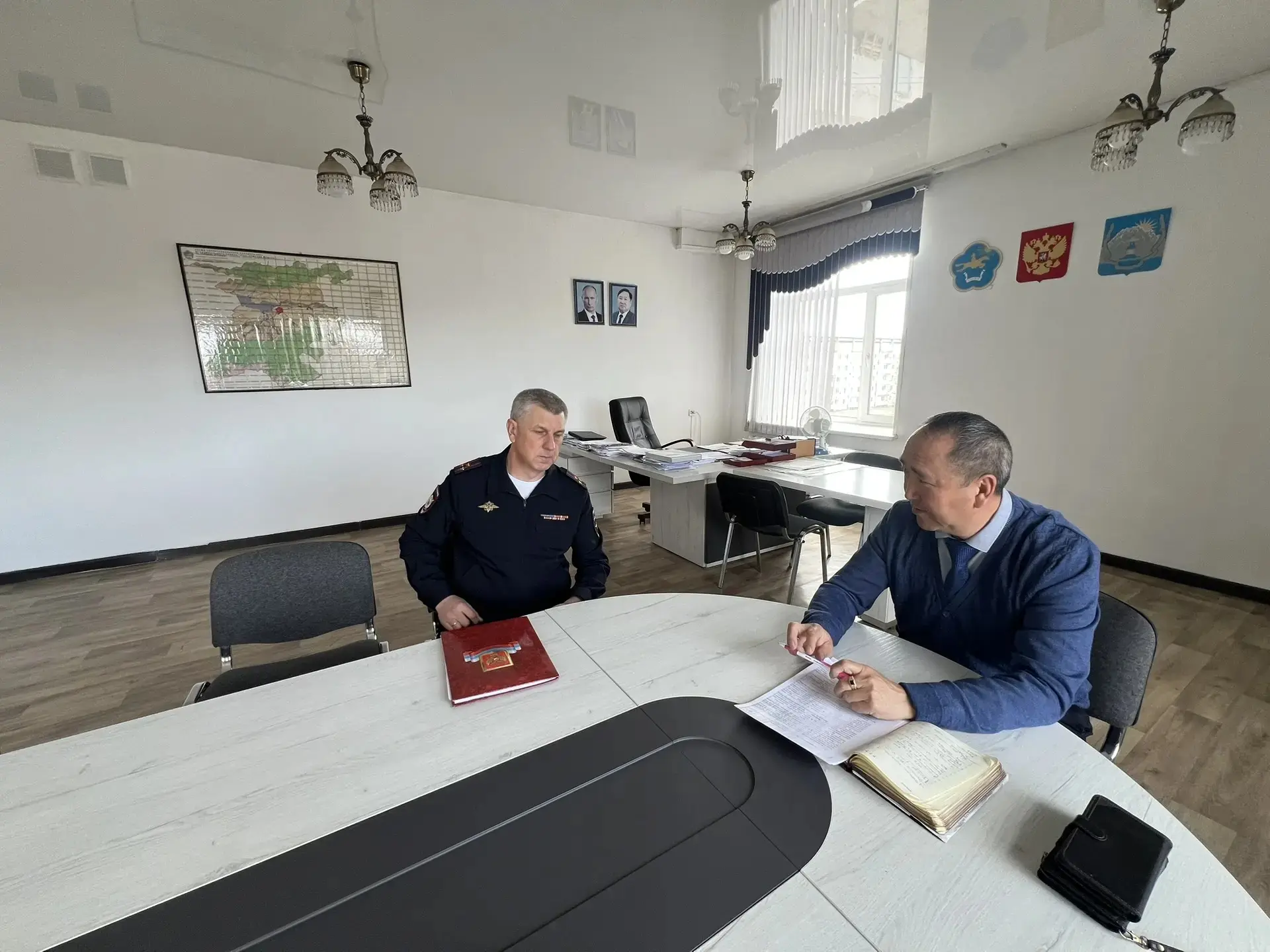 Заместитель Министра внутренних дел по Республике Тыва полковник полиции Евгений Карпушкин совершил рабочую поездку в Улуг-Хемский район Заместитель Министра внутренних дел по Республике Тыва полковник полиции Евгений Карпушкин совершил рабочую поездку в Улуг-Хемский район