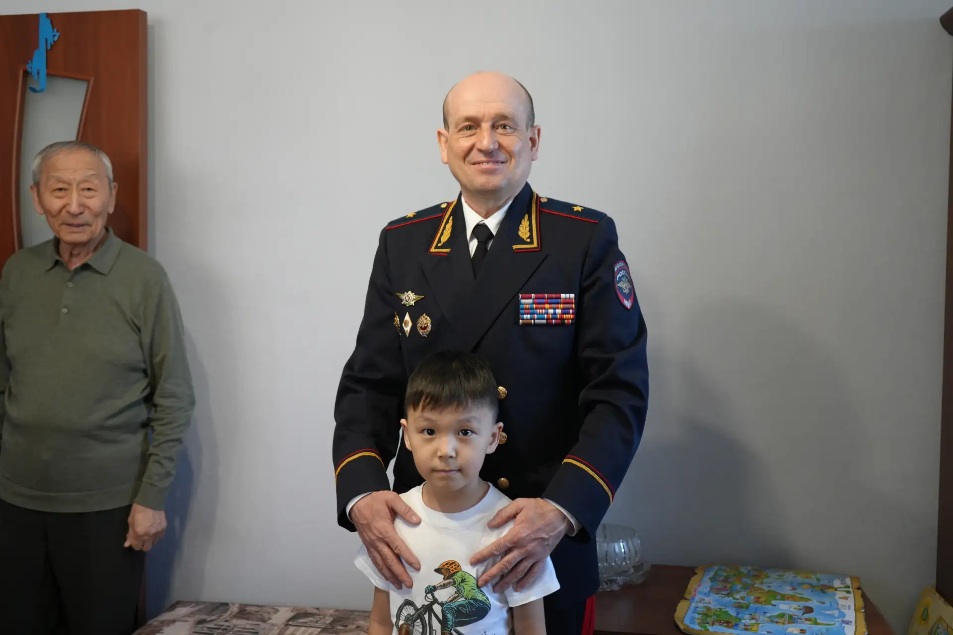 Министр внутренних дел по Республике Тыва и председатель Совета ветеранов посетили ветеранов на дому в преддверии праздника Министр внутренних дел по Республике Тыва и председатель Совета ветеранов посетили ветеранов на дому в преддверии праздника