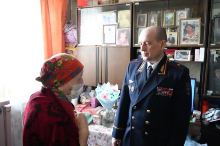 Министр внутренних дел по Республике Тыва и председатель Совета ветеранов посетили ветеранов на дому в преддверии праздника