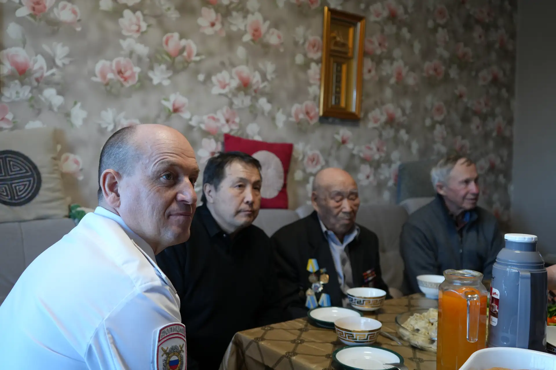 Министр внутренних дел по Республике Тыва и председатель Совета ветеранов посетили ветеранов на дому в преддверии праздника Министр внутренних дел по Республике Тыва и председатель Совета ветеранов посетили ветеранов на дому в преддверии праздника