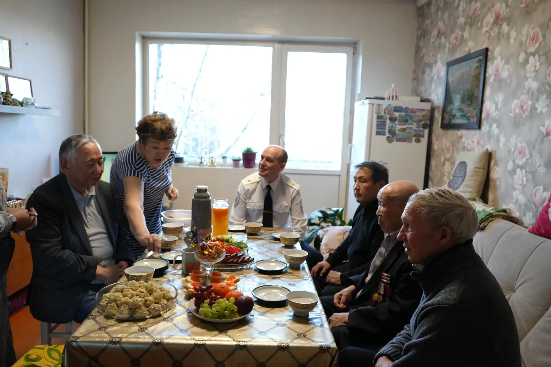 Министр внутренних дел по Республике Тыва и председатель Совета ветеранов посетили ветеранов на дому в преддверии праздника Министр внутренних дел по Республике Тыва и председатель Совета ветеранов посетили ветеранов на дому в преддверии праздника