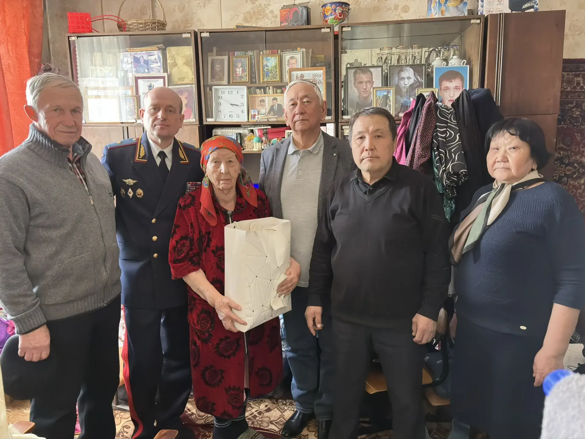 Министр внутренних дел по Республике Тыва и председатель Совета ветеранов посетили ветеранов на дому в преддверии праздника Министр внутренних дел по Республике Тыва и председатель Совета ветеранов посетили ветеранов на дому в преддверии праздника