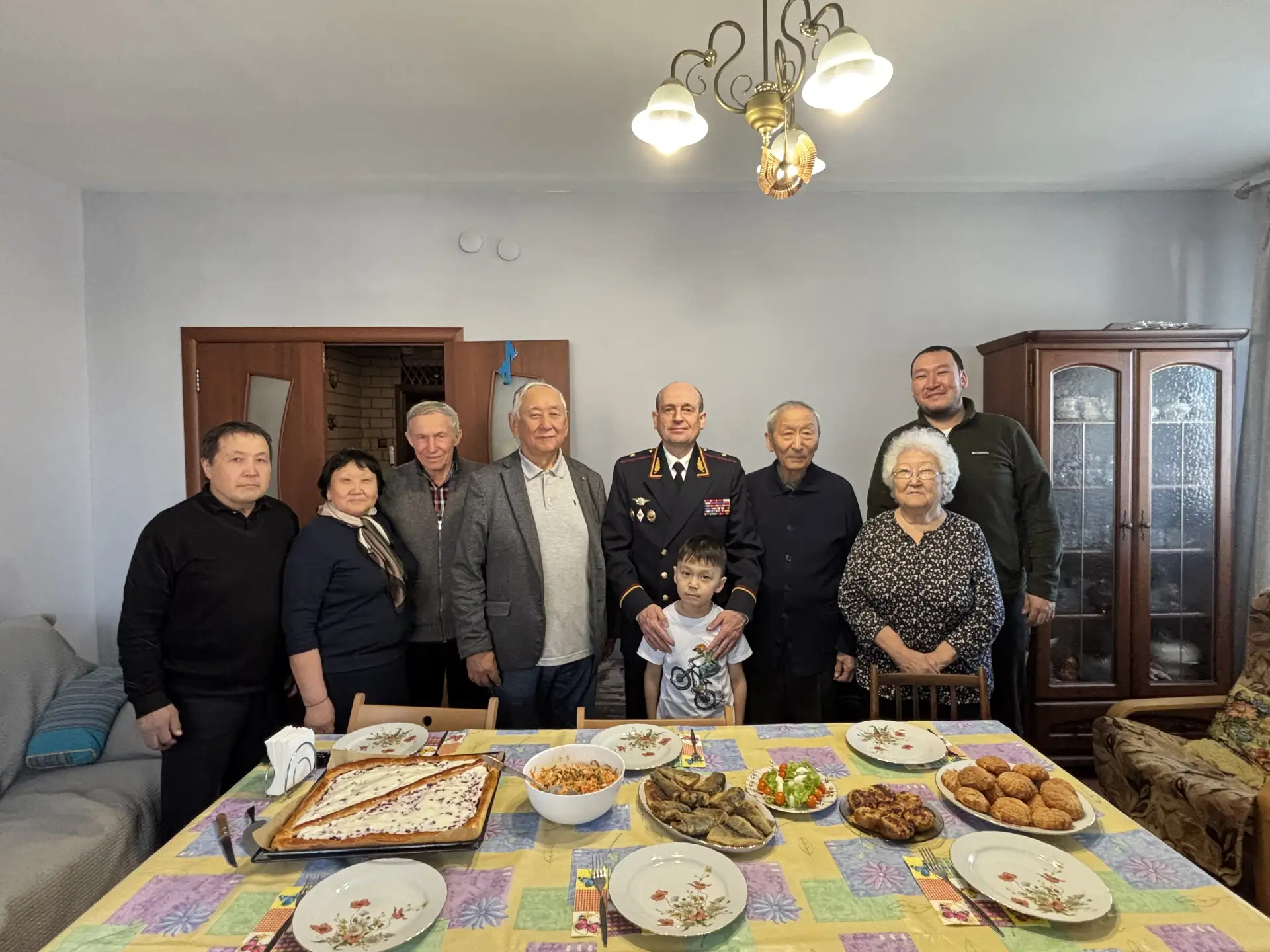 Министр внутренних дел по Республике Тыва и председатель Совета ветеранов посетили ветеранов на дому в преддверии праздника Министр внутренних дел по Республике Тыва и председатель Совета ветеранов посетили ветеранов на дому в преддверии праздника