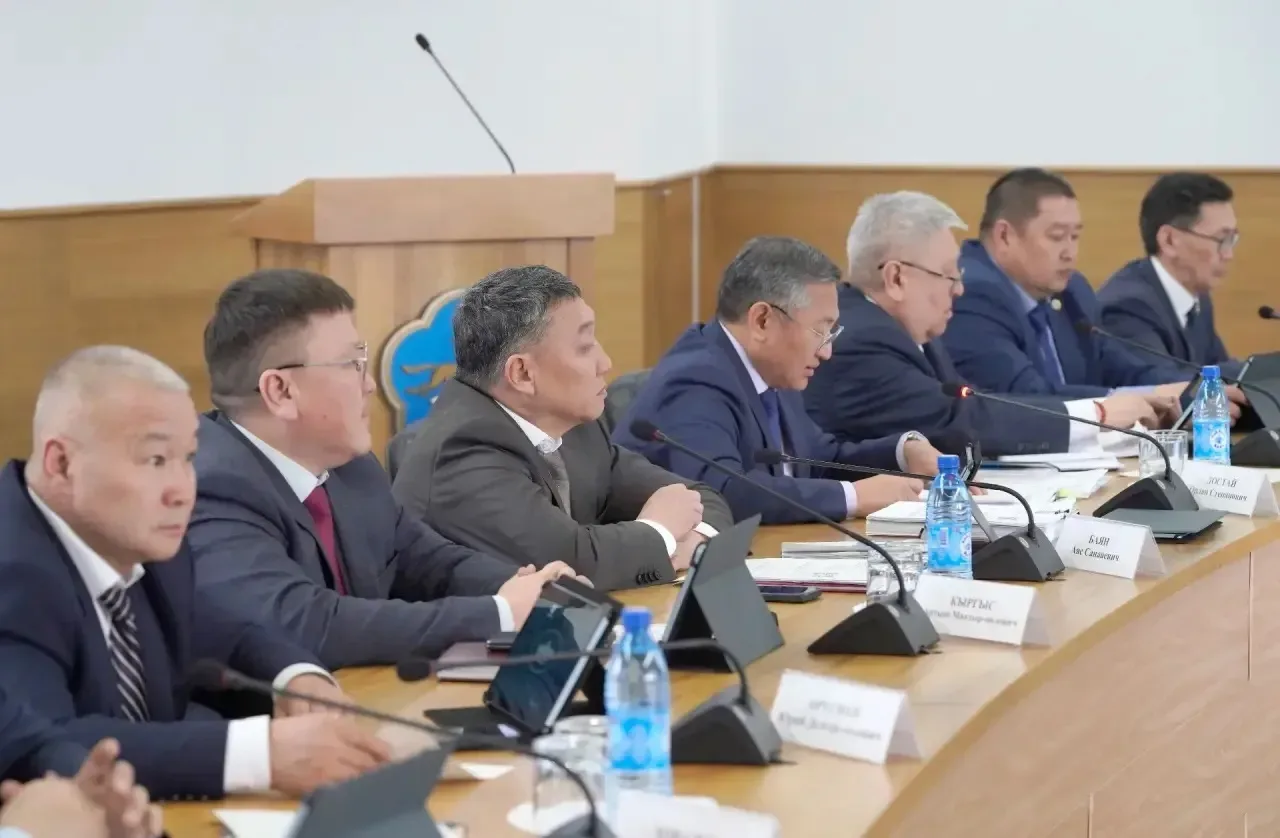 Владислав Ховалыг провел заседание Правительства по итогам работы Минмолодежи Тувы за 2025 год Владислав Ховалыг провел заседание Правительства по итогам работы Минмолодежи Тувы за 2025 год