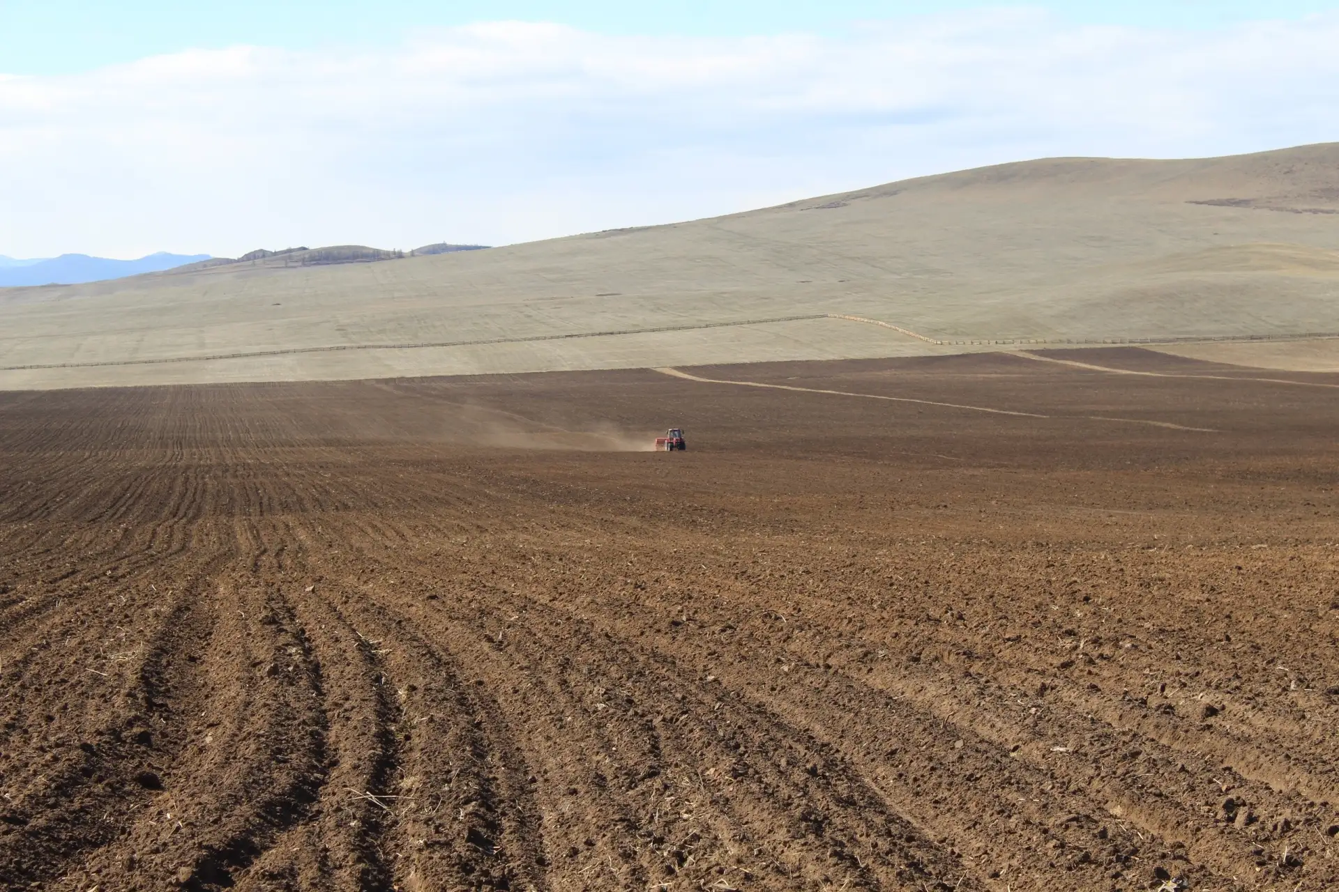 В Туве стартовала посевная кампания: первые гектары засеяны в Дзун-Хемчикском районе В Туве стартовала посевная кампания: первые гектары засеяны в Дзун-Хемчикском районе