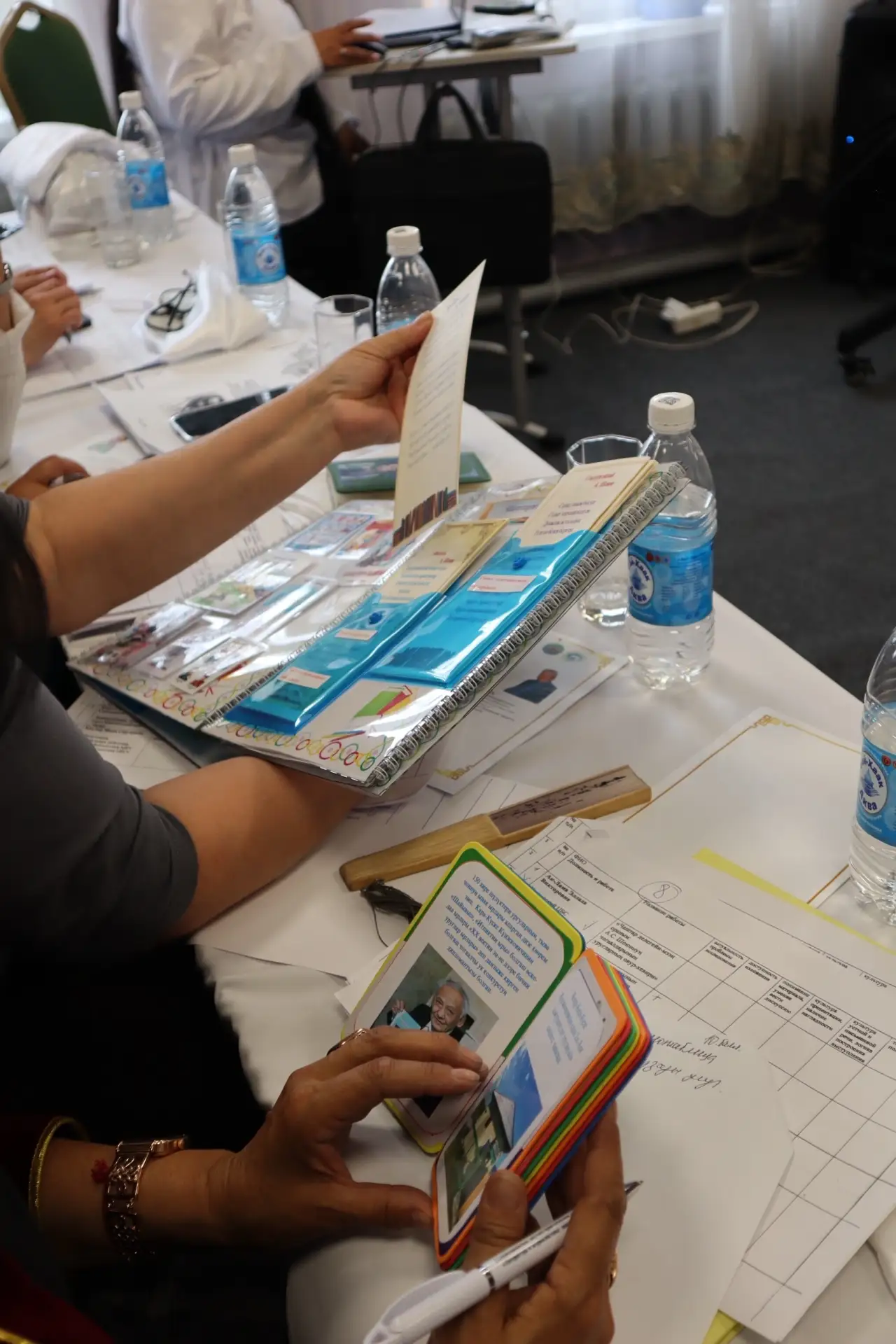 В Тес-Хемском районе отметили юбилеи писателя Кара-Куске Чооду и журналиста Александра Шоюна В Тес-Хемском районе отметили юбилеи писателя Кара-Куске Чооду и журналиста Александра Шоюна