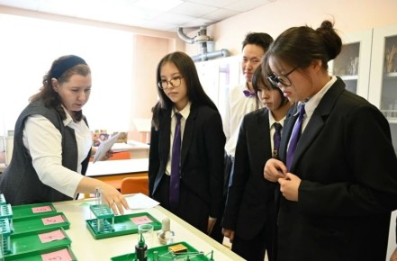 Шагаан-Арыг хоорайны 1 дугаар школазыны 10 «в» клазыны реникчилери «Органиктиг серпантин» химия эртеминге республика чергелиг оюн-маргылдаага тлептиг киришкенин республиканы немелде редилге сайзырадыр тв дынаткан