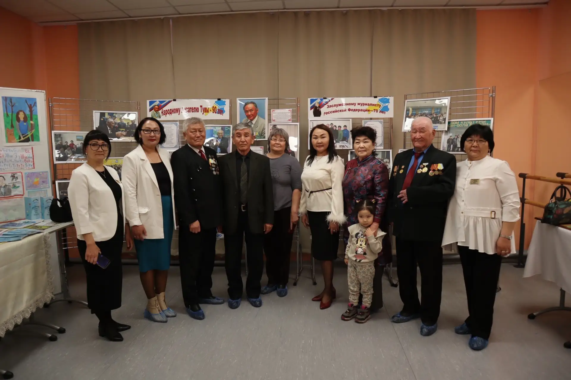 В Тес-Хемском районе отметили юбилеи писателя Кара-Куске Чооду и журналиста Александра Шоюна В Тес-Хемском районе отметили юбилеи писателя Кара-Куске Чооду и журналиста Александра Шоюна