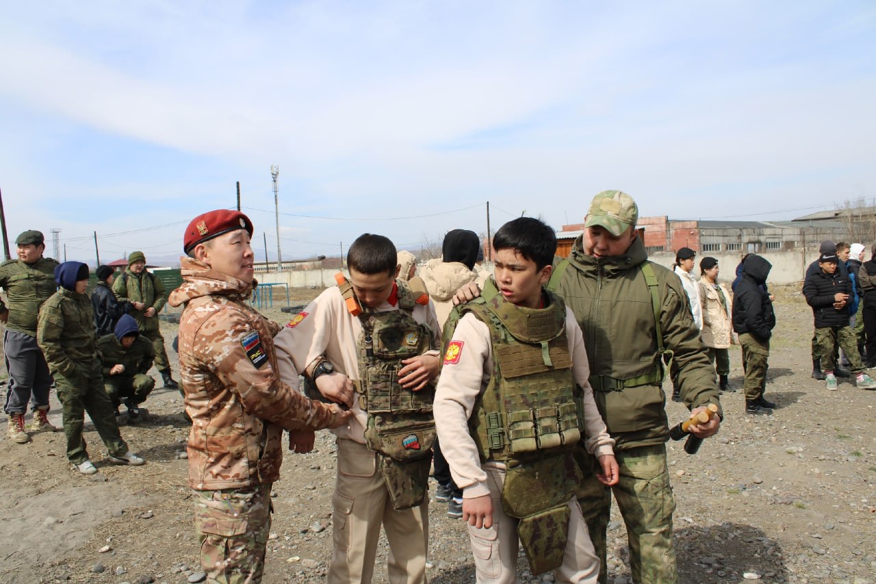 Ветераны СВО выступили наставниками и судьями на муниципальном этапе «Зарницы 2.0» в Кызыле Ветераны СВО выступили наставниками и судьями на муниципальном этапе «Зарницы 2.0» в Кызыле