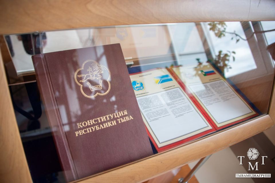 Владислав Ховалыг встретился с участниками разработки Конституции Тувы