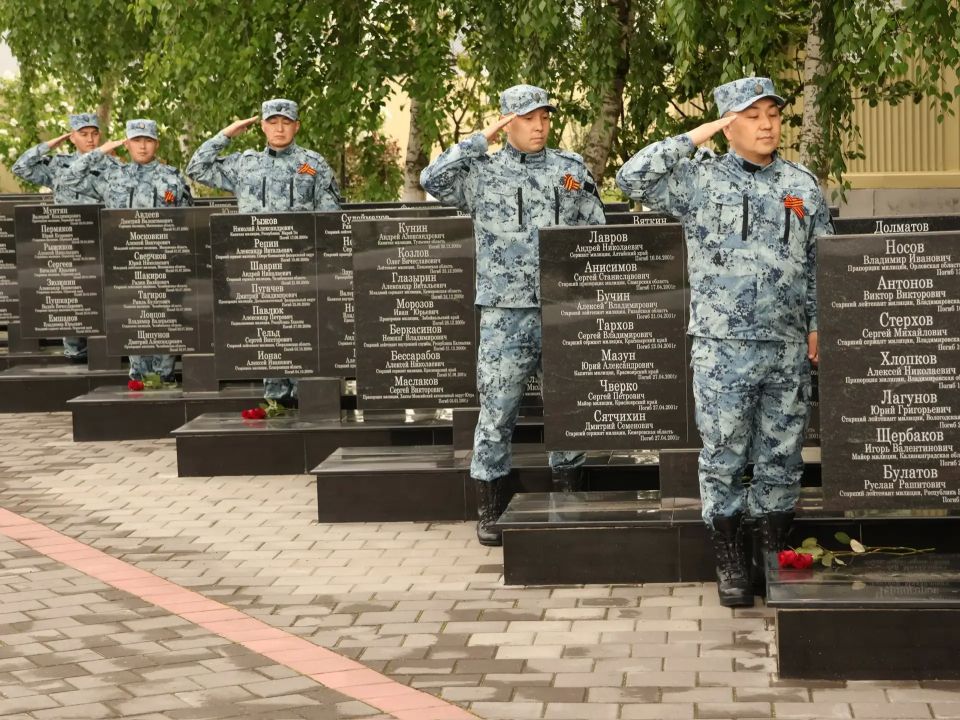 Заместитель министра внутренних дел по Республике Тыва Евгений Карпушкин посетил сводный отряд регионального ведомства, несущий службу в Чеченской Республике Заместитель министра внутренних дел по Республике Тыва Евгений Карпушкин посетил сводный отряд регионального ведомства, несущий службу в Чеченской Республике