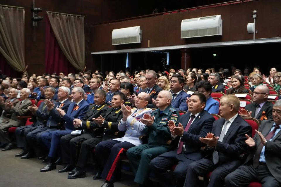 В День Конституции Тувы глава республики Владислав Ховалыг совместно с руководителем МВД Юрием Завьяловым вручили паспорта юным жителям В День Конституции Тувы глава республики Владислав Ховалыг совместно с руководителем МВД Юрием Завьяловым вручили паспорта юным жителям