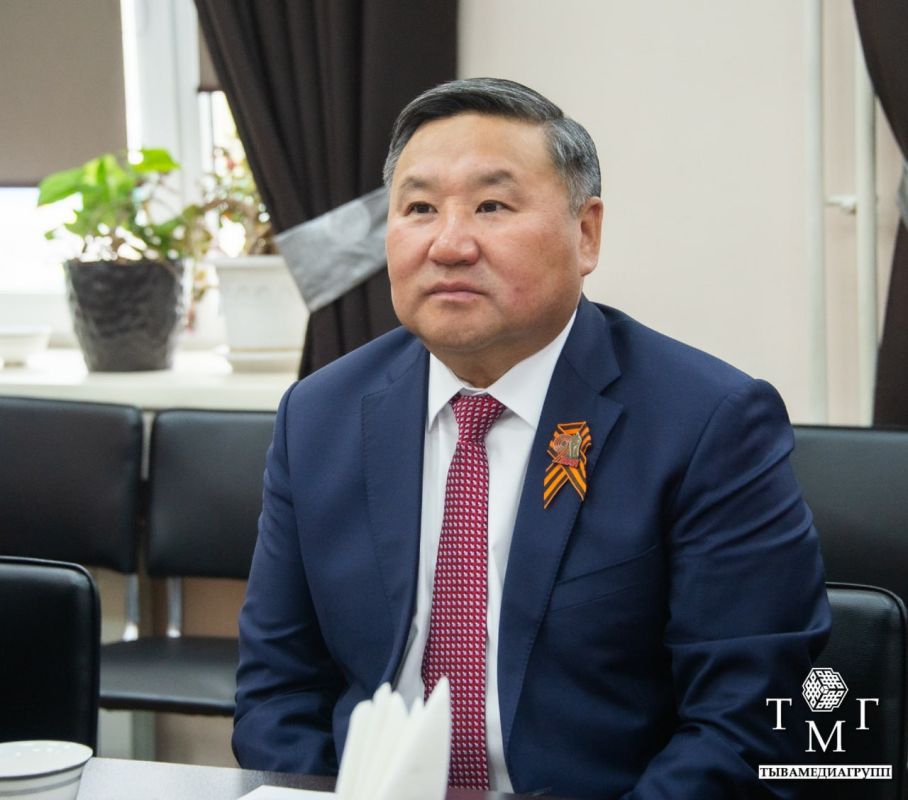 Владислав Ховалыг встретился с участниками разработки Конституции Тувы Владислав Ховалыг встретился с участниками разработки Конституции Тувы