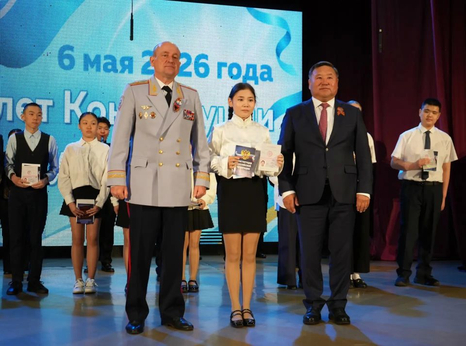 В День Конституции Тувы глава республики Владислав Ховалыг совместно с руководителем МВД Юрием Завьяловым вручили паспорта юным жителям В День Конституции Тувы глава республики Владислав Ховалыг совместно с руководителем МВД Юрием Завьяловым вручили паспорта юным жителям