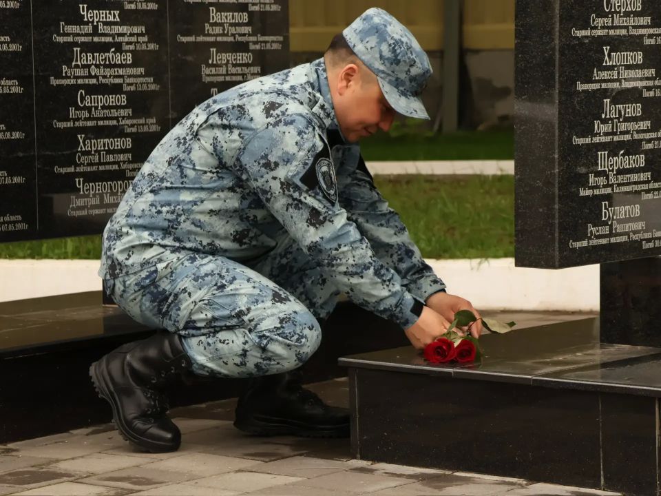 Заместитель министра внутренних дел по Республике Тыва Евгений Карпушкин посетил сводный отряд регионального ведомства, несущий службу в Чеченской Республике Заместитель министра внутренних дел по Республике Тыва Евгений Карпушкин посетил сводный отряд регионального ведомства, несущий службу в Чеченской Республике