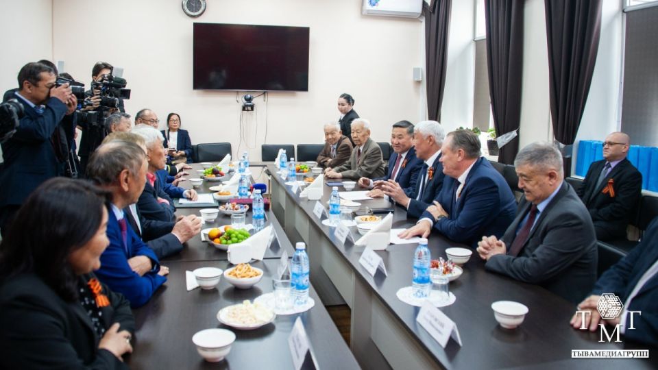 Владислав Ховалыг встретился с участниками разработки Конституции Тувы Владислав Ховалыг встретился с участниками разработки Конституции Тувы