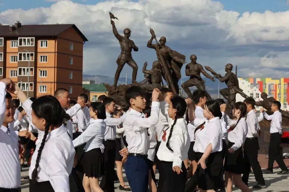 Тува присоединилась к патриотической акции «Русский вальс Победы» Тува присоединилась к патриотической акции «Русский вальс Победы»