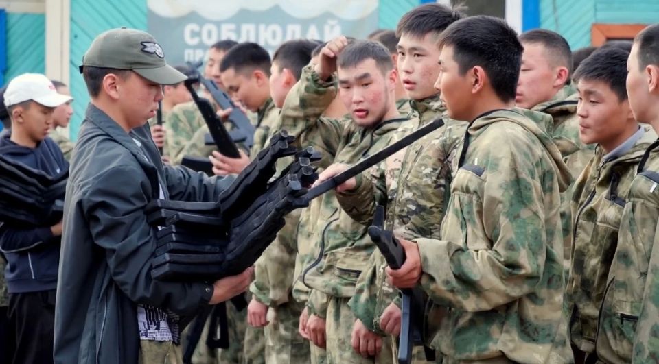 В Туве завершился военно-патриотический сбор «Тува — родина храбрых»: восемь участников получили специальные жетоны В Туве завершился военно-патриотический сбор «Тува — родина храбрых»: восемь участников получили специальные жетоны