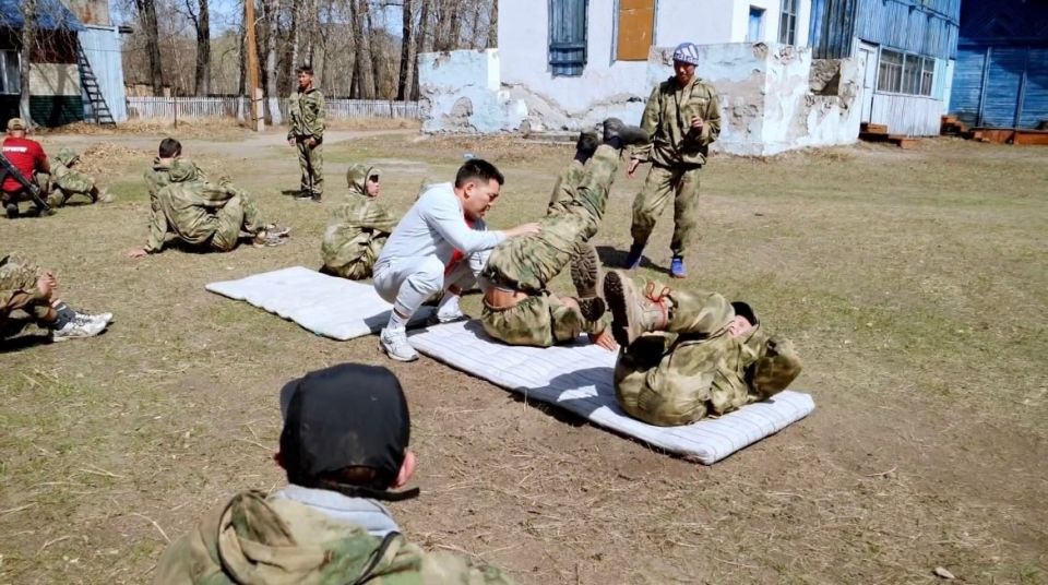 В Туве завершился военно-патриотический сбор «Тува — родина храбрых»: восемь участников получили специальные жетоны В Туве завершился военно-патриотический сбор «Тува — родина храбрых»: восемь участников получили специальные жетоны