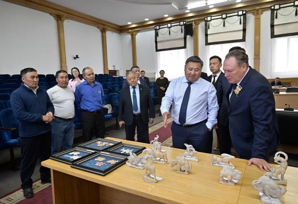 Владислав Ховалыг: Резьба по агальматолиту - уникальное культурное наследие Тувы и один из ключевых брендов нашей республики Владислав Ховалыг: Резьба по агальматолиту - уникальное культурное наследие Тувы и один из ключевых брендов нашей республики