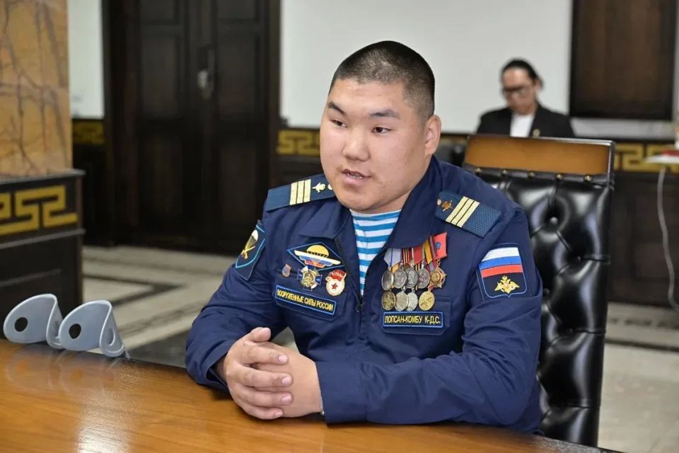 Владислав Ховалыг встретился с участником СВО Кан-Демиром Лопсаном-Комбу Владислав Ховалыг встретился с участником СВО Кан-Демиром Лопсаном-Комбу